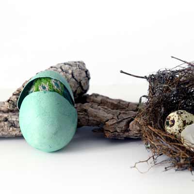 Kreative Osterdekoration mit Minipullovern: Urmel aus dem Ei